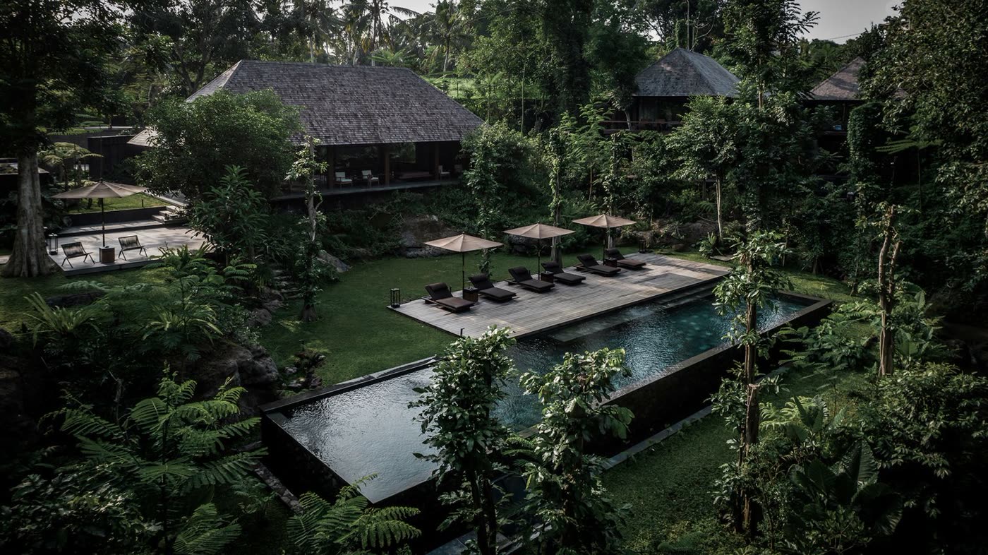 Rezort na Bali — bazén v záhrade