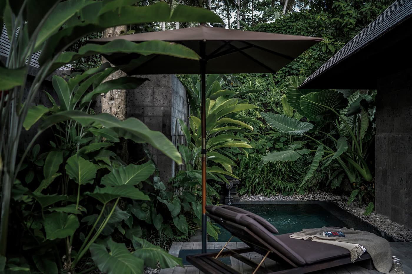 Rezort na Bali — terasa v džungli