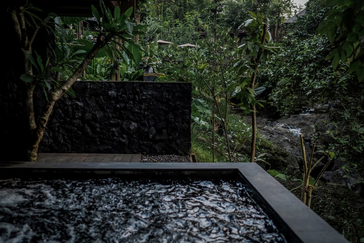 Rezort na Bali — večer pri bazéne
